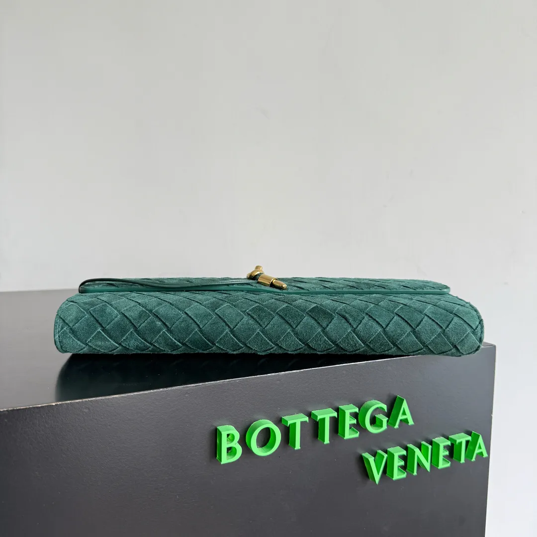 The batch of 1360 BV Andiamo evening handbags has been heavily planted again~ The designer aesthetics in the era of economic downturn are back. I fall in love with it at first sight and can't put it down. It's so beautiful and full of aura. The shape and texture are very competitive. It's light in weight and has sufficient capacity. It's a must-have for fashionistas. It's suitable for many occasions, minimalist, high-end and light luxury. Model No.: 741511 Size: 31*13*3cm